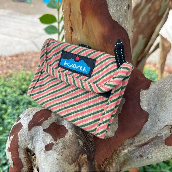 KAVU Wallet LIKE NEW !! Great Color Pattern - Picture 2 of 9